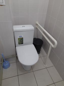 Санитарная комната для лиц с ограниченными возможностями здоровья. поручни в санузле